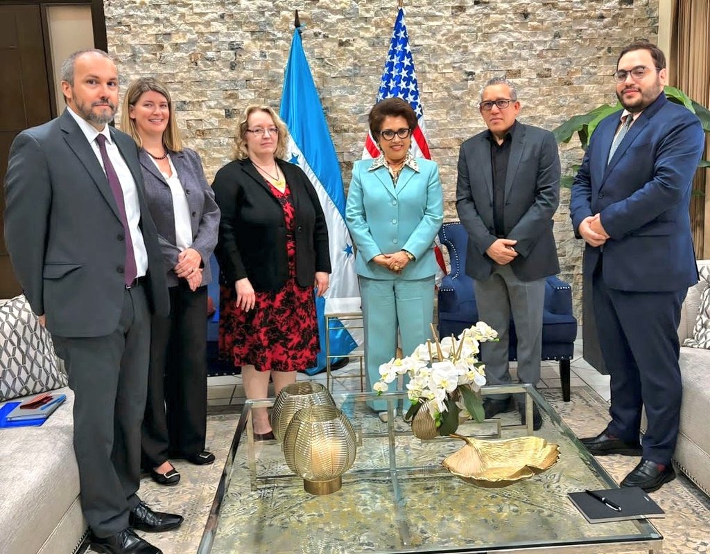 Presidenta de la CSJ y encargada de negocios de EE. UU. abordan cooperación bilateral en materia judicial y lucha contra el crimen organizado