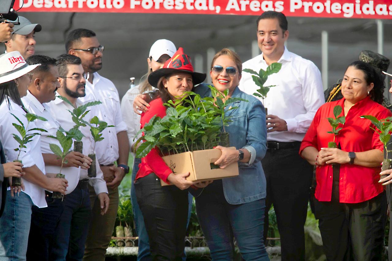 En inauguración de vivero en Guaimaca: Xiomara Castro asegura que dejará Honduras “en buenas manos” en 2026