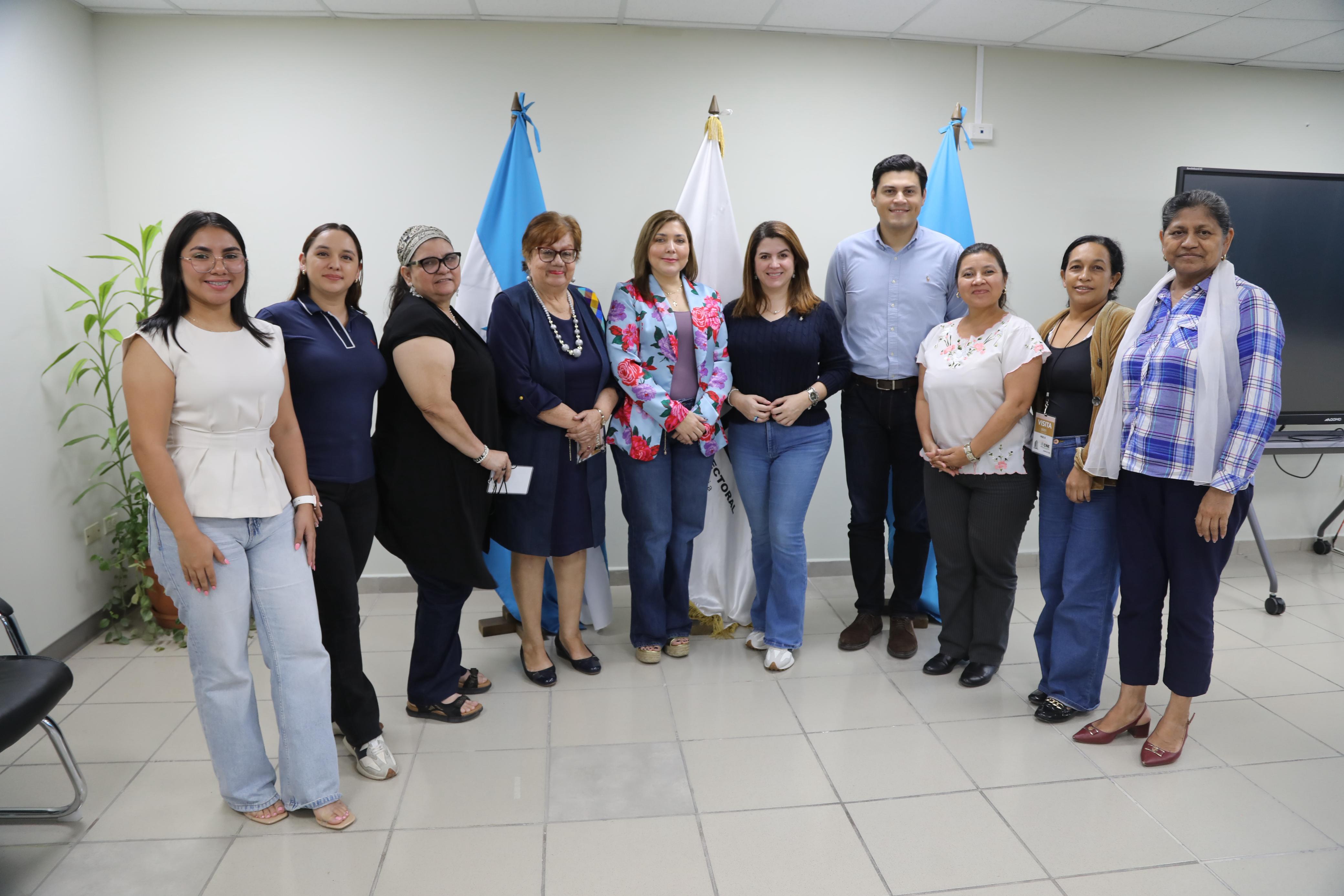 El Pleno de consejeros del CNE se reunió con el Foro de Mujeres Políticas para fortalecer su parti...