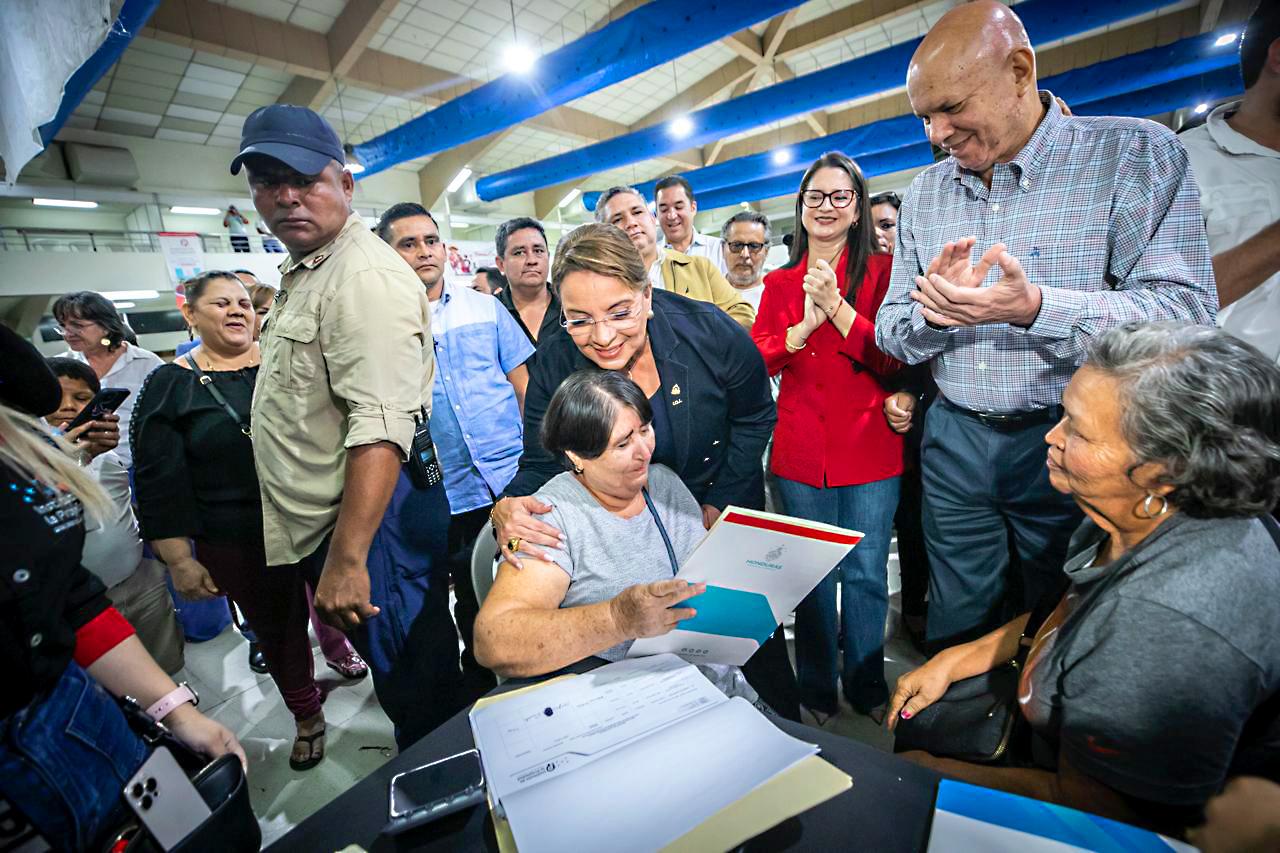 Presidenta Xiomara Castro entrega 3,500 títulos de propiedad en San Pedro Sula y marca un hito en la formalización de la tierra