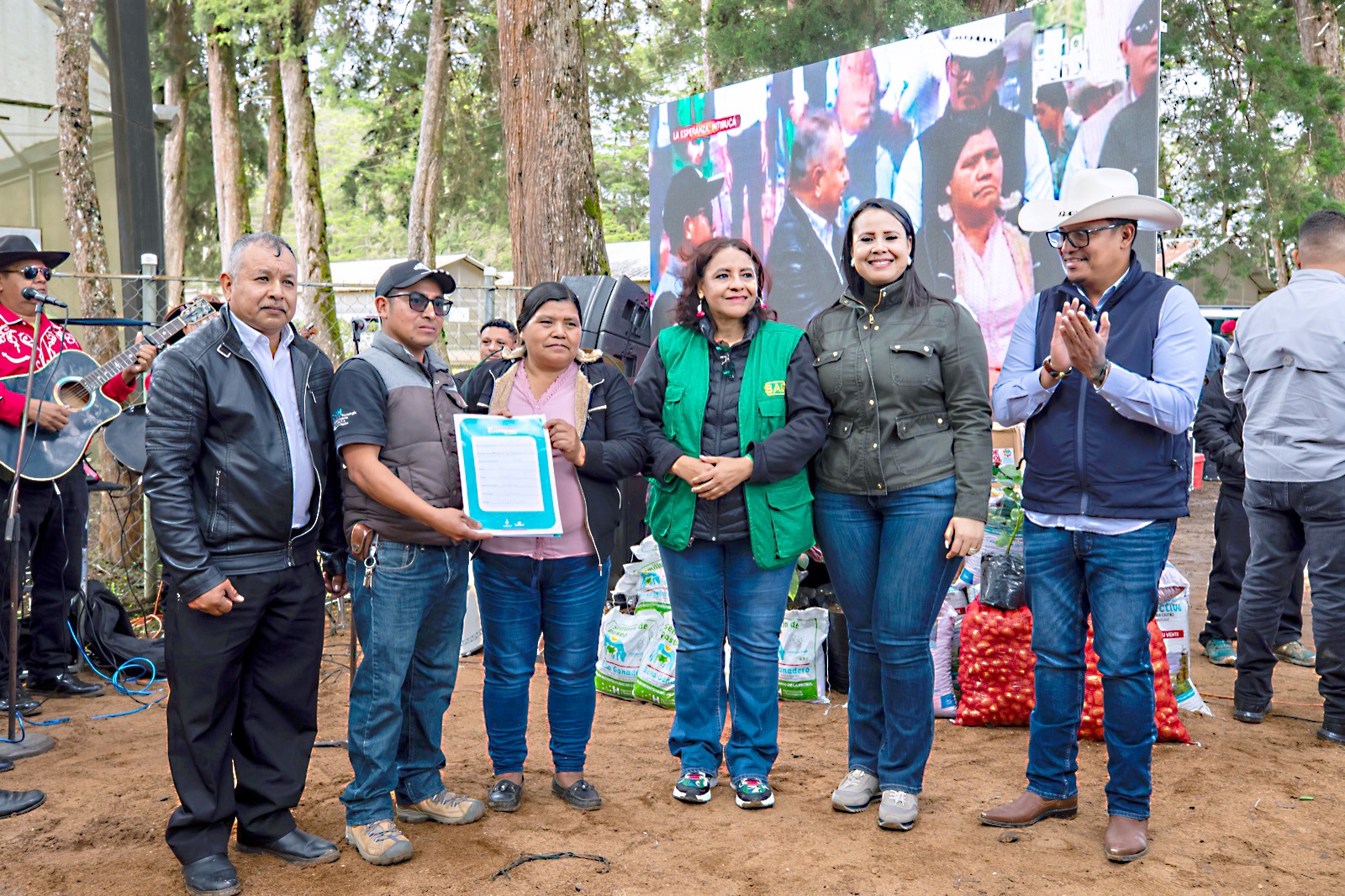 Gobierno entrega insumos agrícolas y pecuarios a más de 5,500 productores en Intibucá