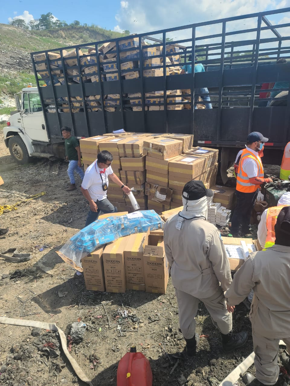 Más de 1.5 millones de cigarrillos ilegales decomisados por DIPAMPCO fueron incinerados en San Pedro Sula

 