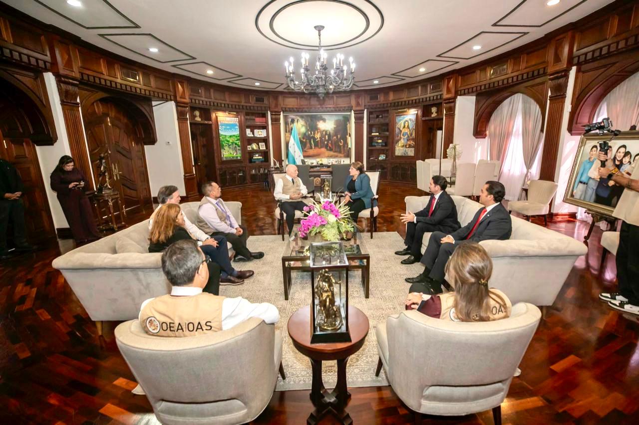 Presidente Xiomara Castro recibe a Misión de Observación Electoral de la OEA previo a elecciones generales