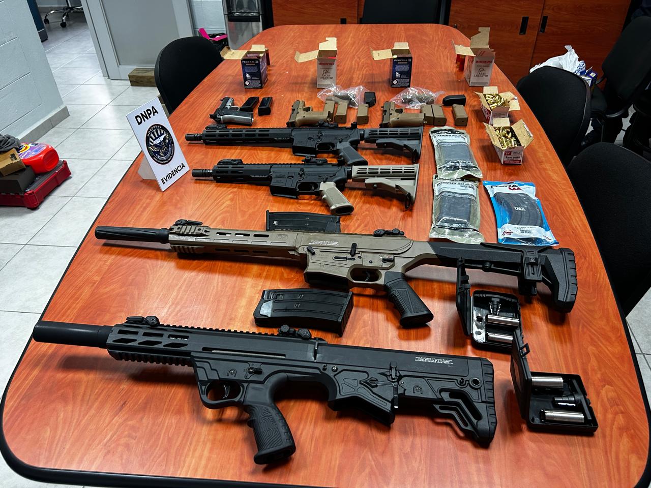 Policía Nacional decomisa arsenal oculto en contenedor en Puerto Cortés