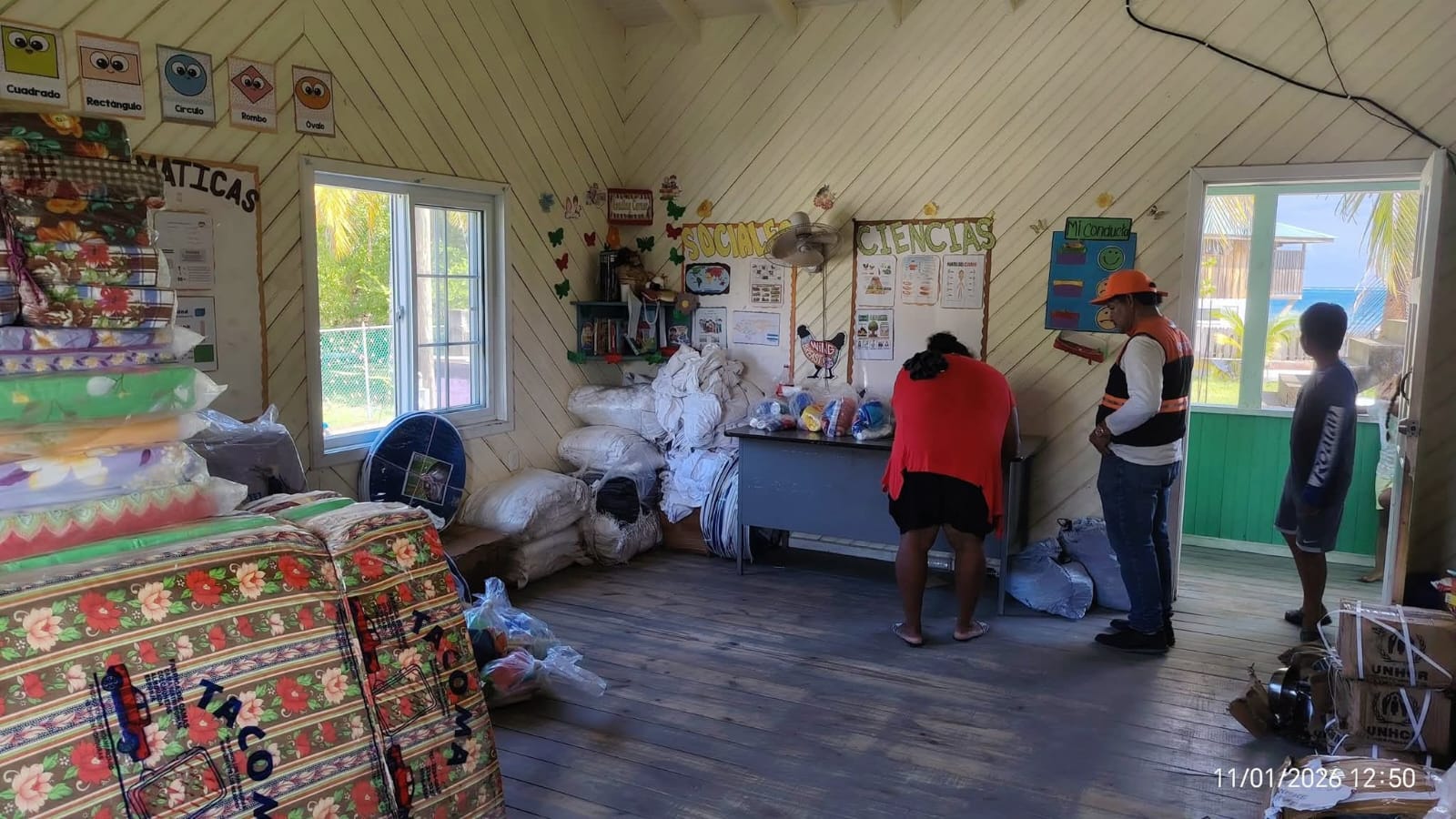 Gobierno entrega ayuda humanitaria a familias afectadas por incendio en Guanaja...