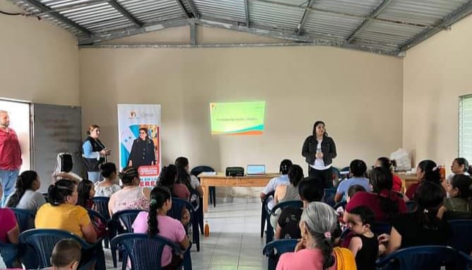 Se Mujer se reúne con mujeres líderes en Potrerillos, Santa Rosa, Copán