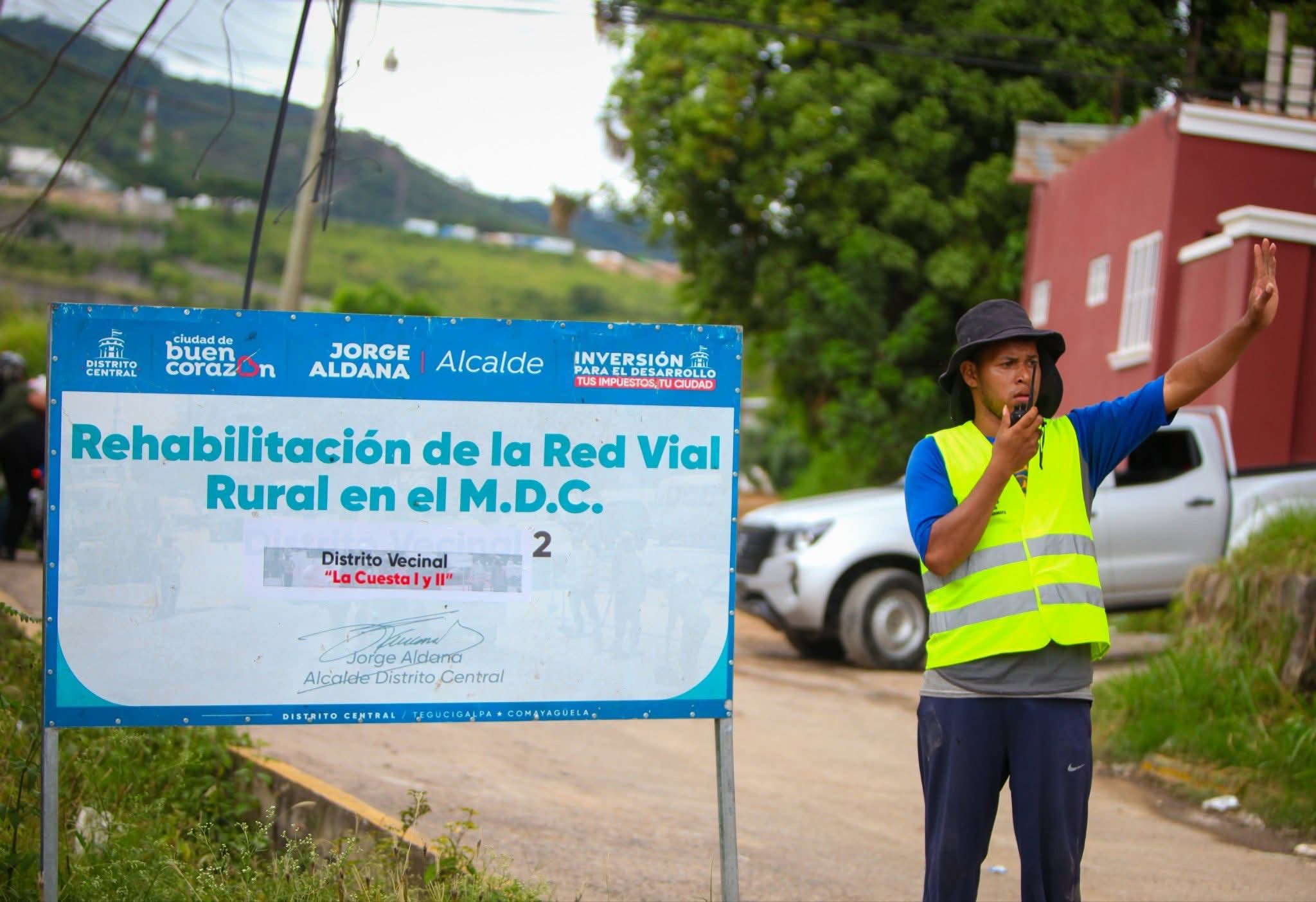 Aldeas capitalinas avanzan en la rehabilitación vial de las zonas rurales