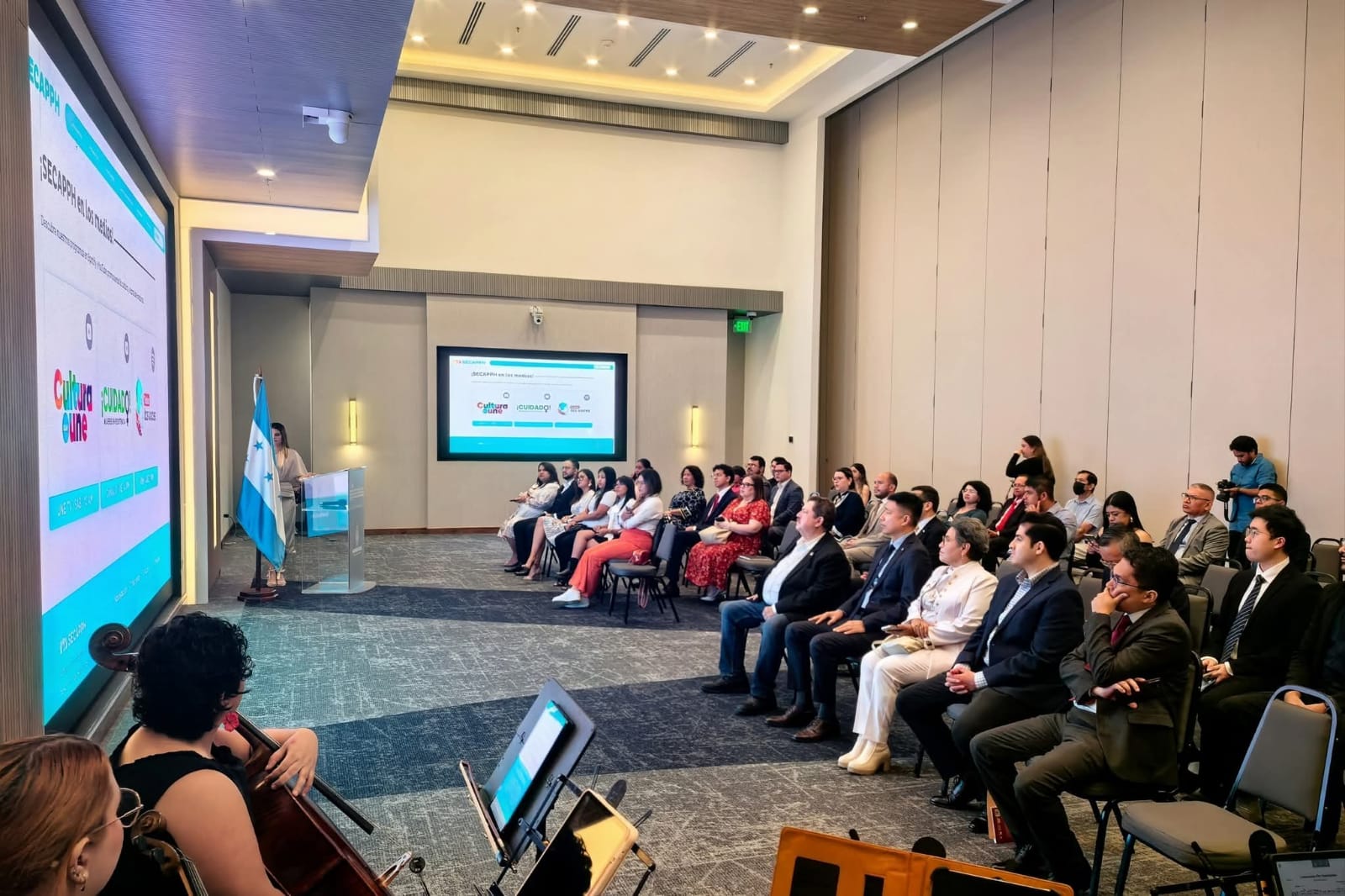 Embajador de China, Yu bo, asiste a ceremonia de lanzamiento de la Biblioteca Virtual de Honduras