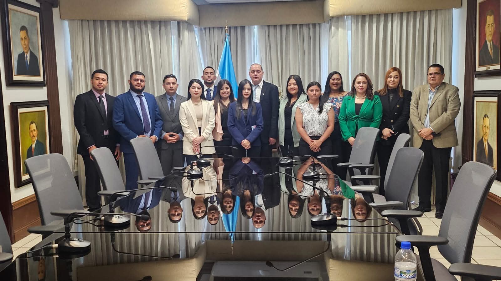 Estudiantes de la Universidad Tecnológica de Honduras de La Ceiba realizan visita académica al Tribunal de Sentencia