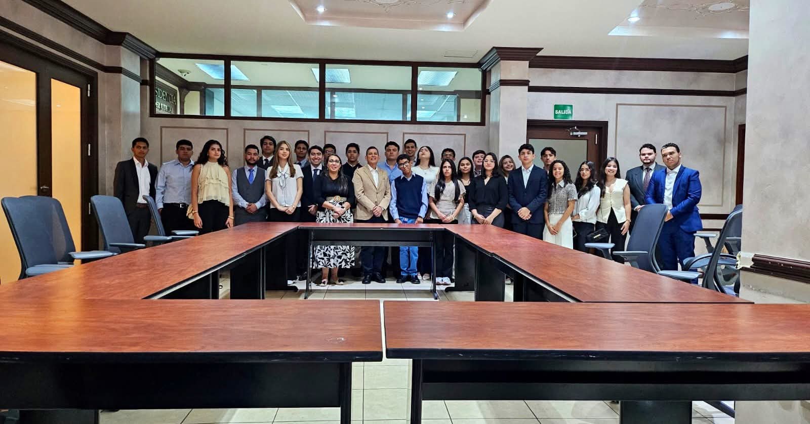 Estudiantes de Derecho de UNITEC realizan visita al Poder Judicial de Honduras