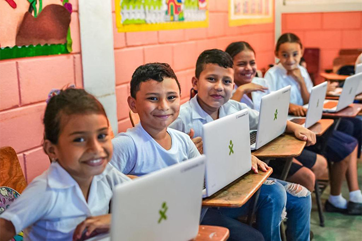 Proyecto Educa Roatán beneficia a 5,500 estudiantes con acceso a tecnología