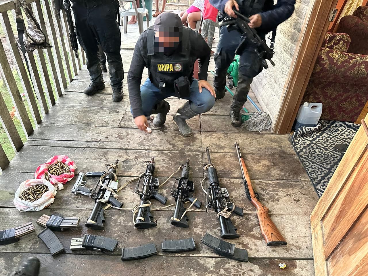 Policía Antidrogas detiene a sujeto con armamento de guerra en Esparta, Atlántida