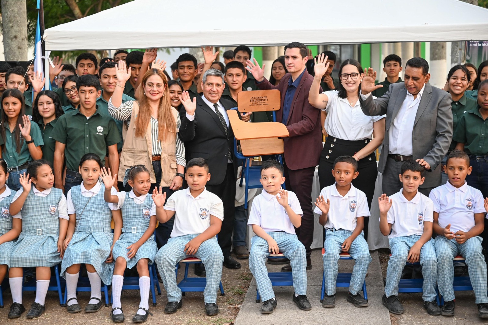 Secretaría de Educación recibe donación de mobiliario escolar