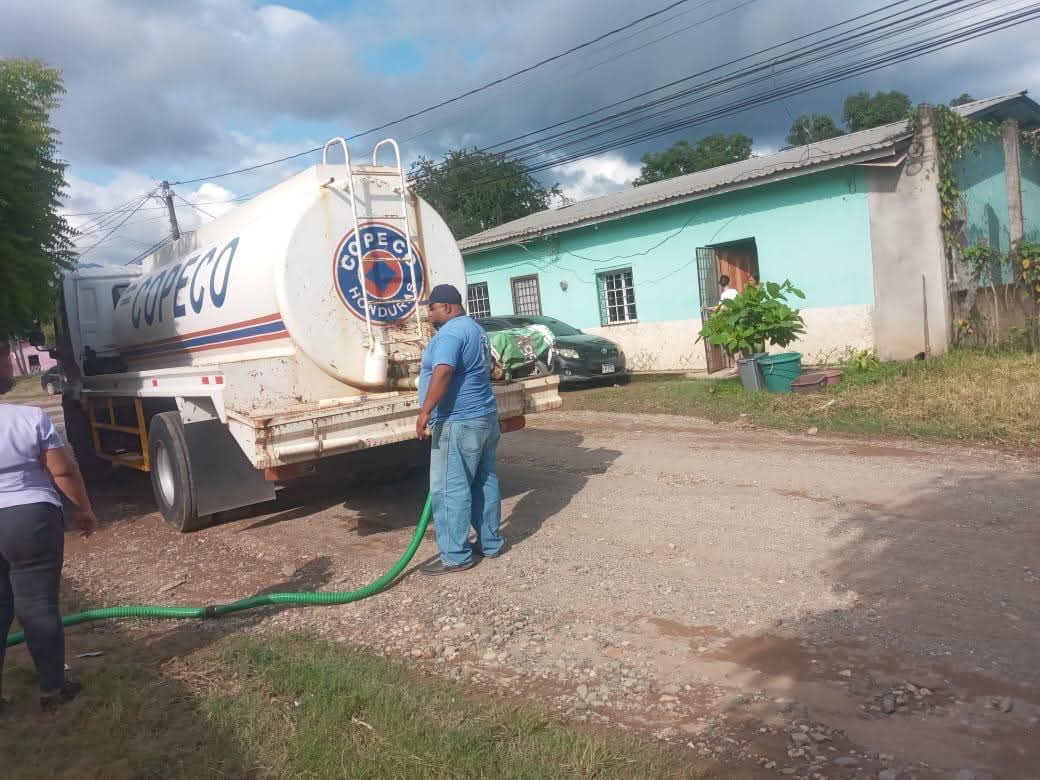 En Olanchito, Yoro, equipo de COPECO traslada agua en cisternas