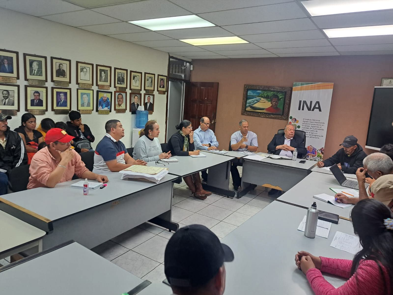 Ministro del INA, Francisco Funes recibe a representantes de la comunidad Montaña Verde para solucionar temas de tierra