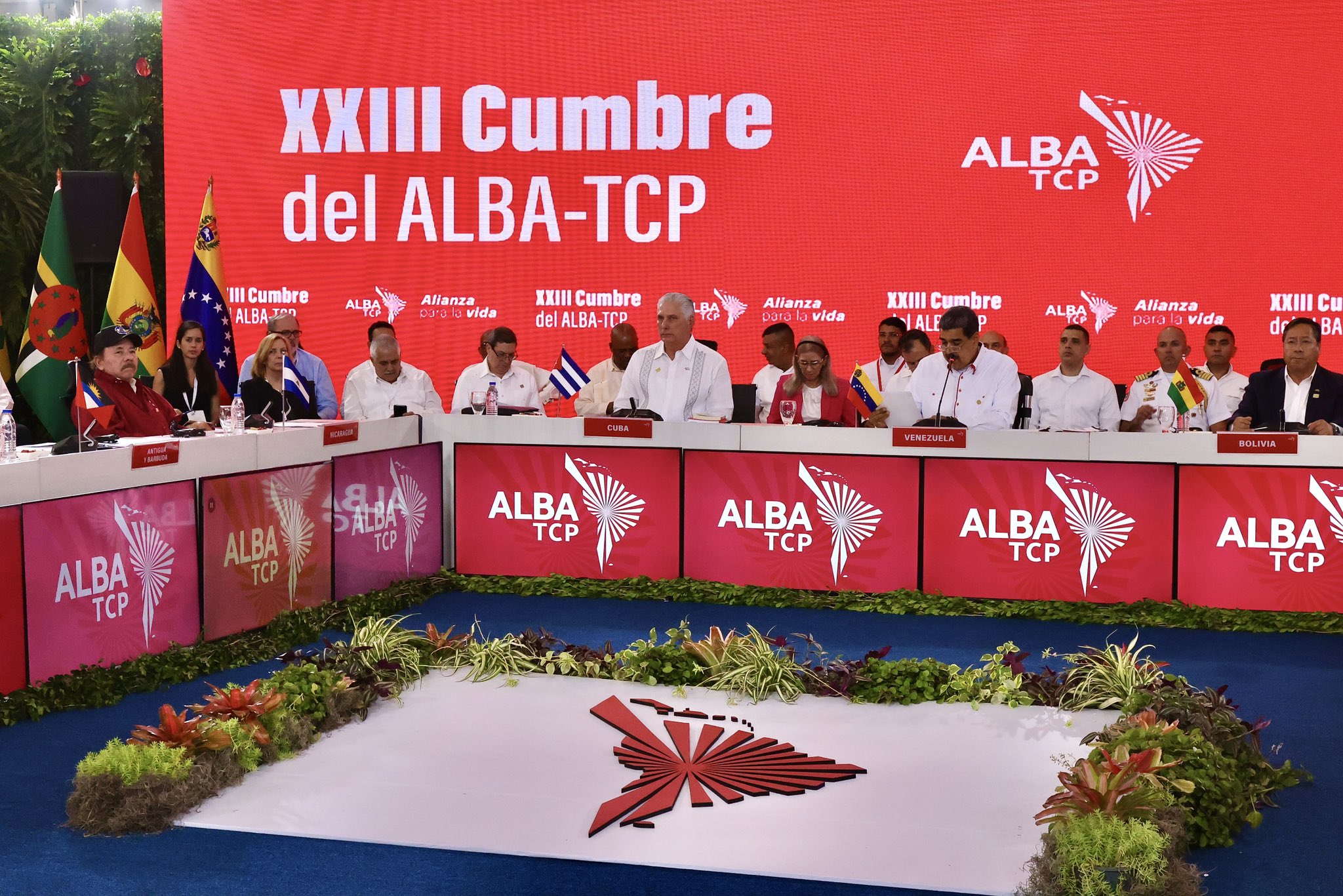 Se desarrolla la Cumbre del ALBA en Venezuela donde participan presidentes de la región...