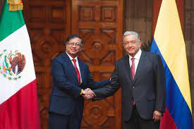 AMLO llega a Colombia para reunirse con Petro en su primera visita oficial