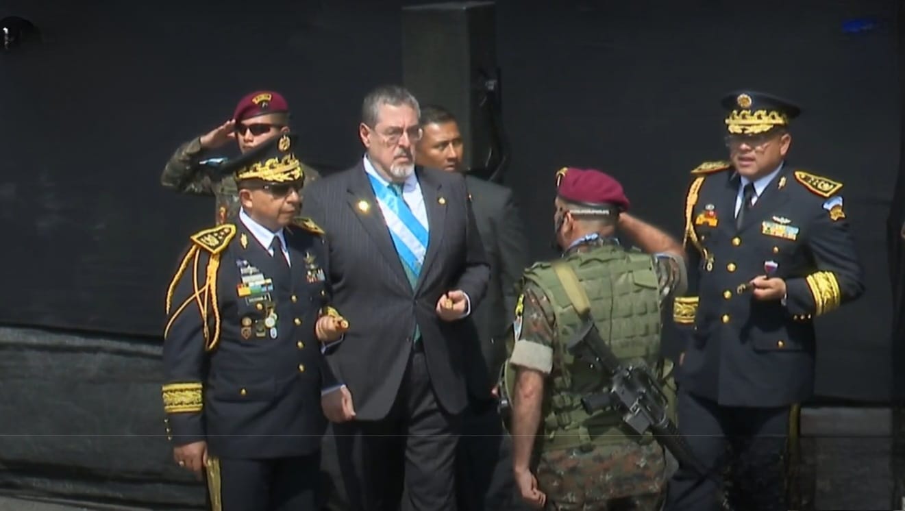 En su primer día de mandato, Arévalo visita la iglesia y las Fuerzas Armadas  