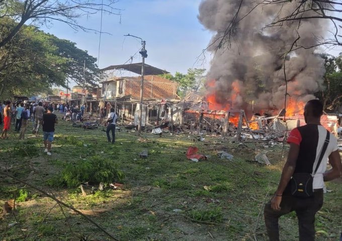 Presidente de Colombia atribuye atentado con carro bomba a las disidencias de las FARC