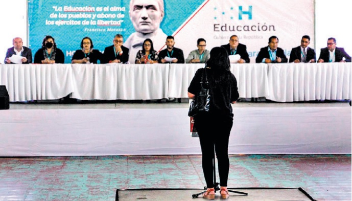 En audiencias públicas asignan plazas docentes