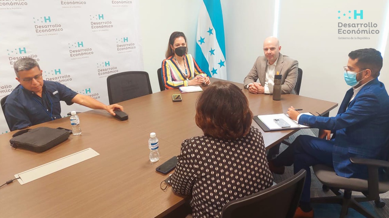 Ministro Barquero se reúne con presidenta de FENAGH, para apoyar a los productores nacionales