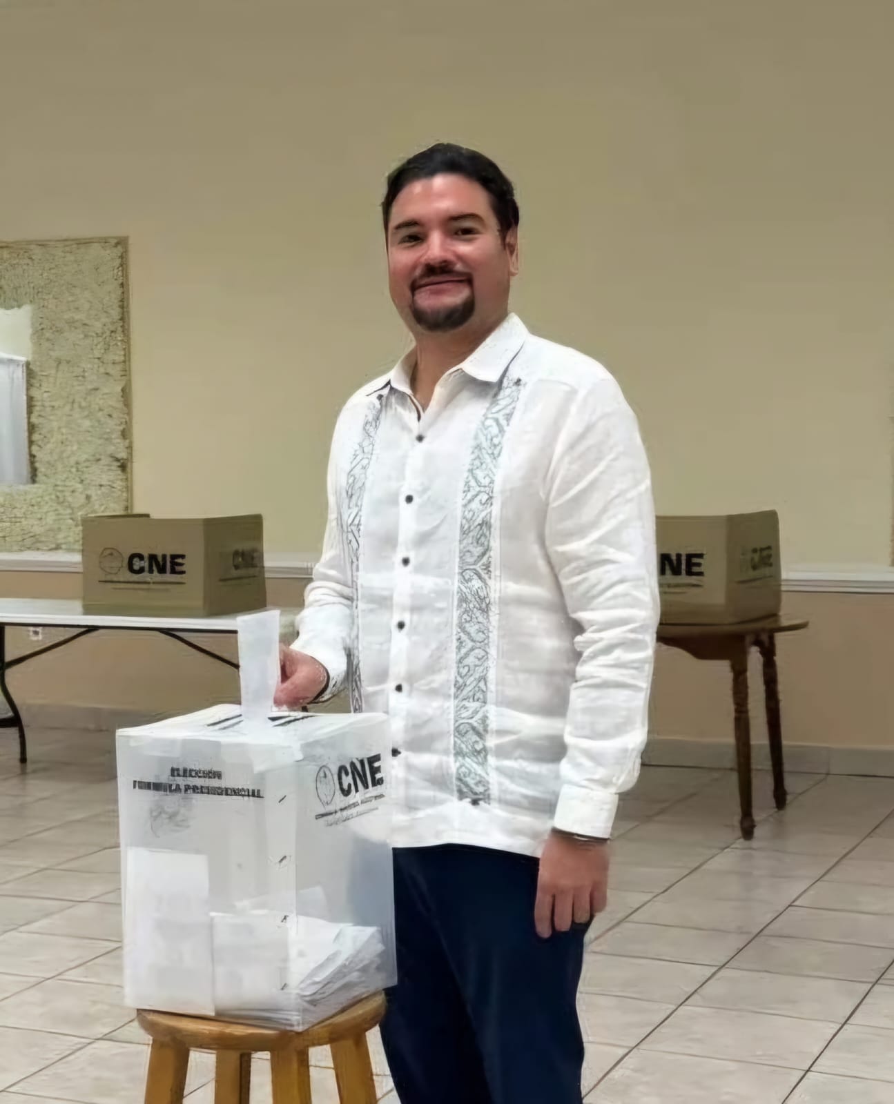 El Canciller Javier Bu Soto, ejerció, este domingo, su derecho al sufragio en el Consulado de Hondu...