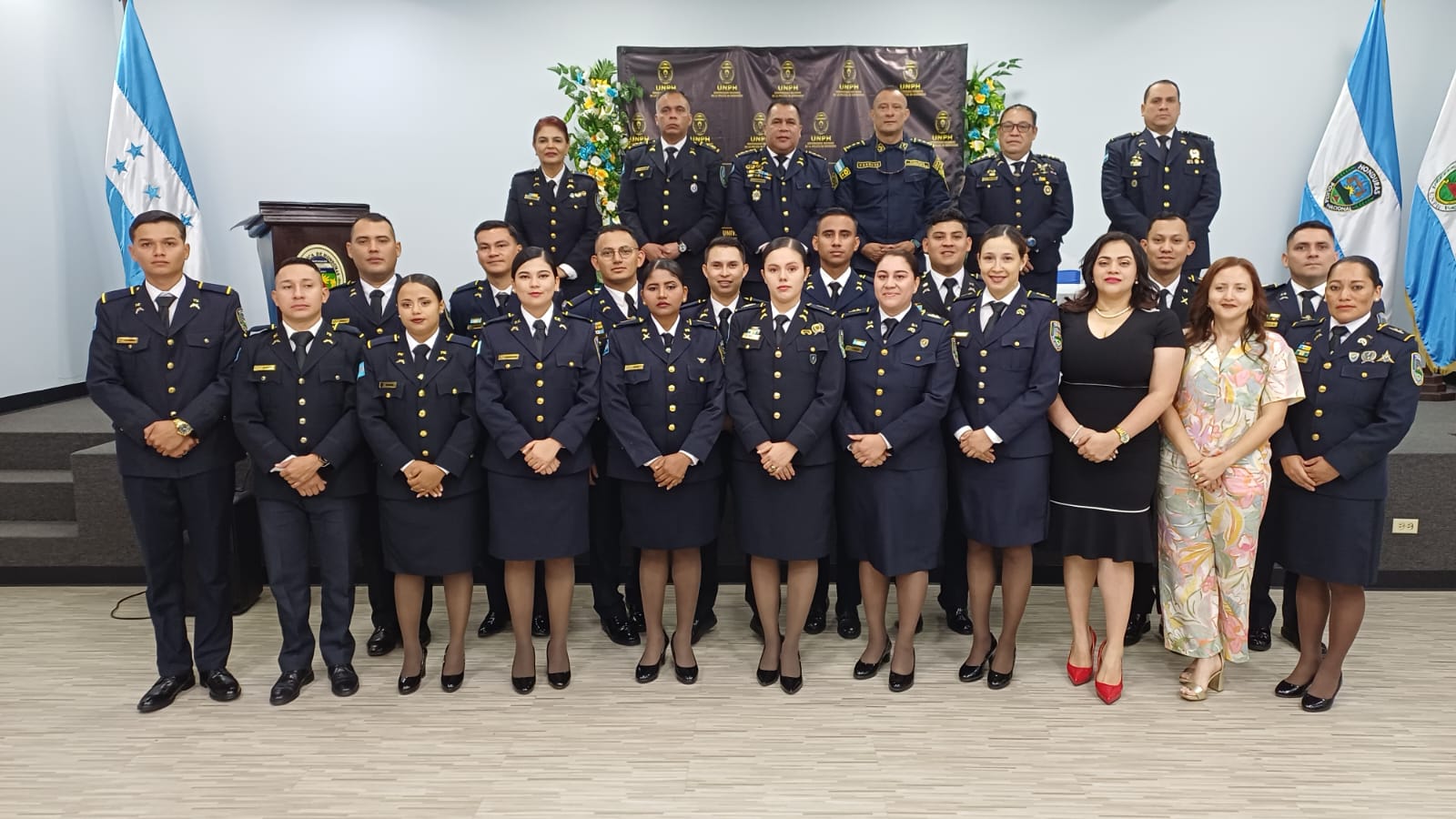 Tercera promoción del Curso de Inglés de la Universidad de la Policía Nacional se gradúa...