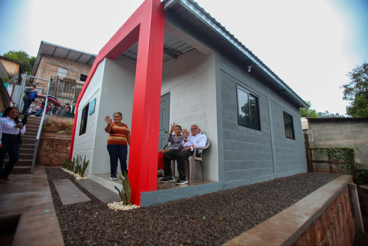 Alcaldía del Distrito Central entrega vivienda a familia afectada por incendio en la colonia Canaá...