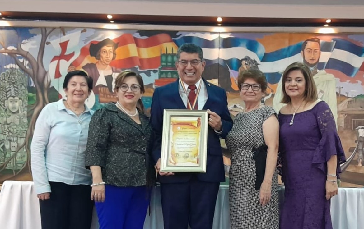 Embajador de Honduras en Panamá recibe homenaje en la semana del idioma español