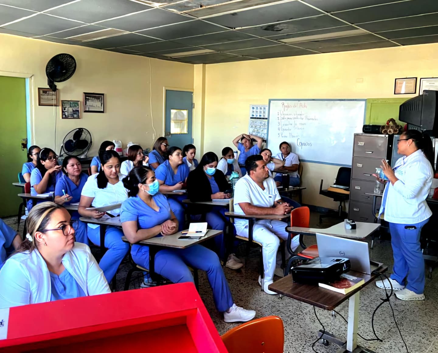 HE capacita empleados que tienen contacto directo con pacientes con infecciones
