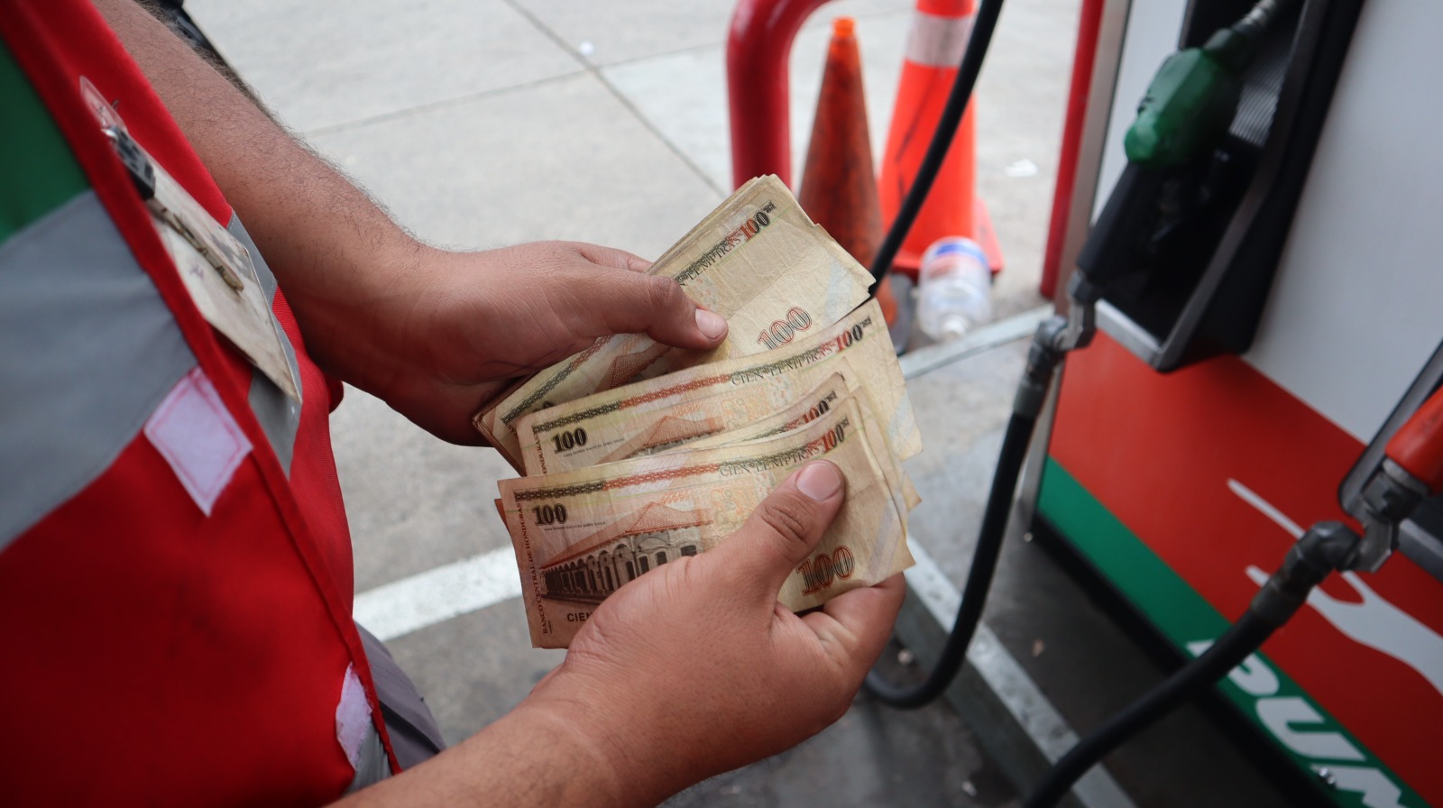 Gobierno analiza nueva aplicación de subsidios en combustibles por tendencia internacional