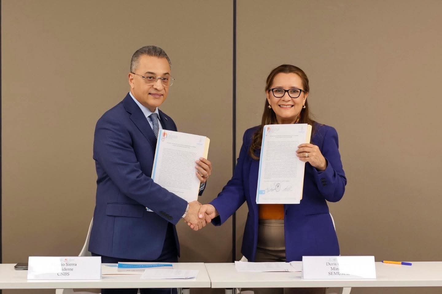 Se MUJER y CNBS juramentan Comité de Género