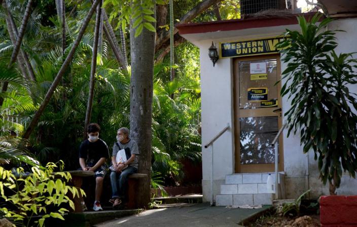 Cuba permitirá que extranjeros inviertan en negocios privados, reiniciará cambio de dólares