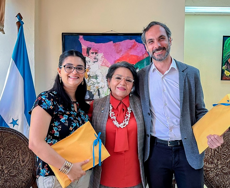 Ministra Annarella Vélez se reúne con el Director del CCET para presentar plan de actividades artísticas 2023
