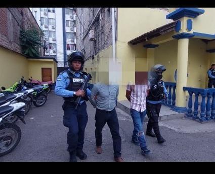 Por sustracción de menores, desobediencia y deserción, policías de la UMEP-1 capturan a dos sujetos en Tegucigalpa