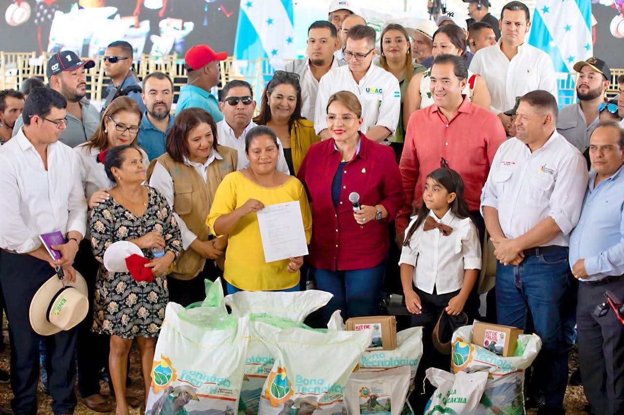 Histórico, Presidenta Castro entrega miles de bonos tecnológicos de producción