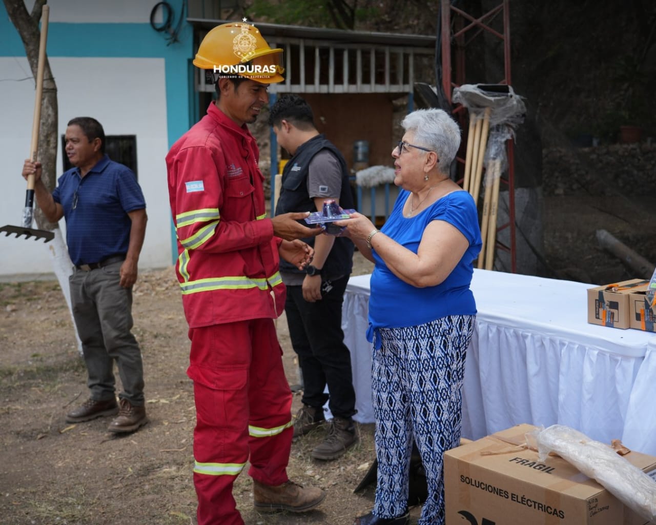 Asociación de Madereros reciben donación de equipo para combate de incendios