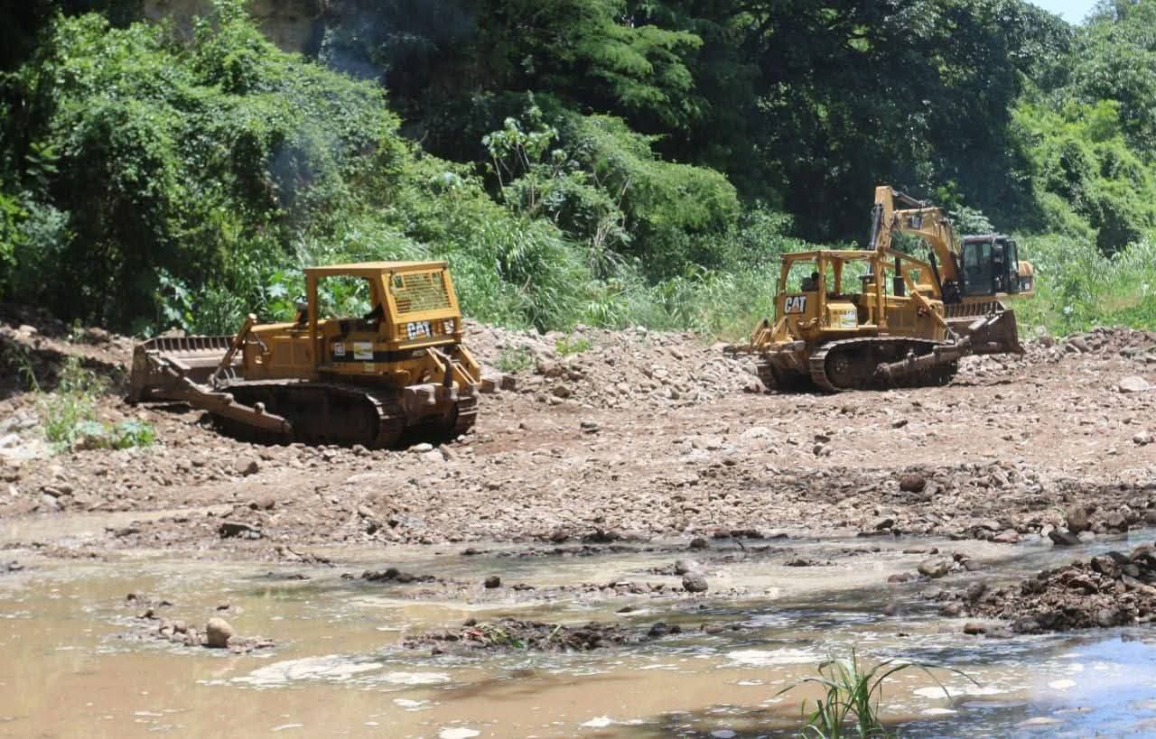 La AMDC realiza labores de dragado en ríos y quebradas para prevenir inundaciones causadas por lluvias