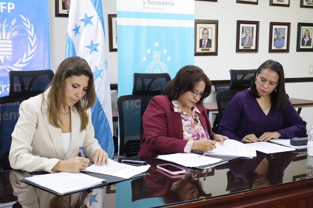 SAG y PMA firman convenio para fortalecer la seguridad alimentaria escolar en La Moskitia