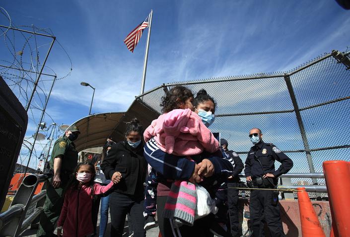 EE.UU. activa un plan para suspender la norma que permite expulsar a los migrantes