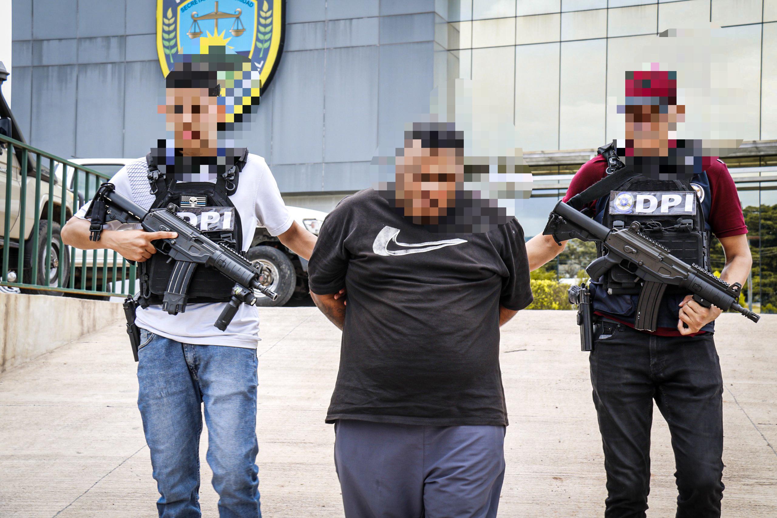DPI arresta alias “El Gordo” por asaltar a pasajeros de buses rápidos, Kennedy y Cerro Grande a quienes obligaba a realizar transferencias de cuentas bancarias desde sus teléfonos celulares.