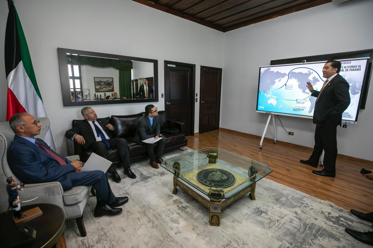 Secretario privado Héctor Zelaya recibe visita del embajador de Kuwait para ampliar...
