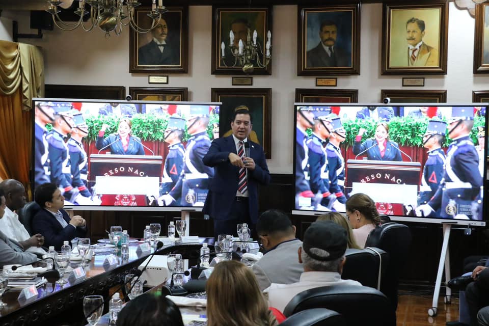 Héctor Zelaya socializa el megaproyecto del tren interoceánico con Junta Directiva del Congreso Nacional