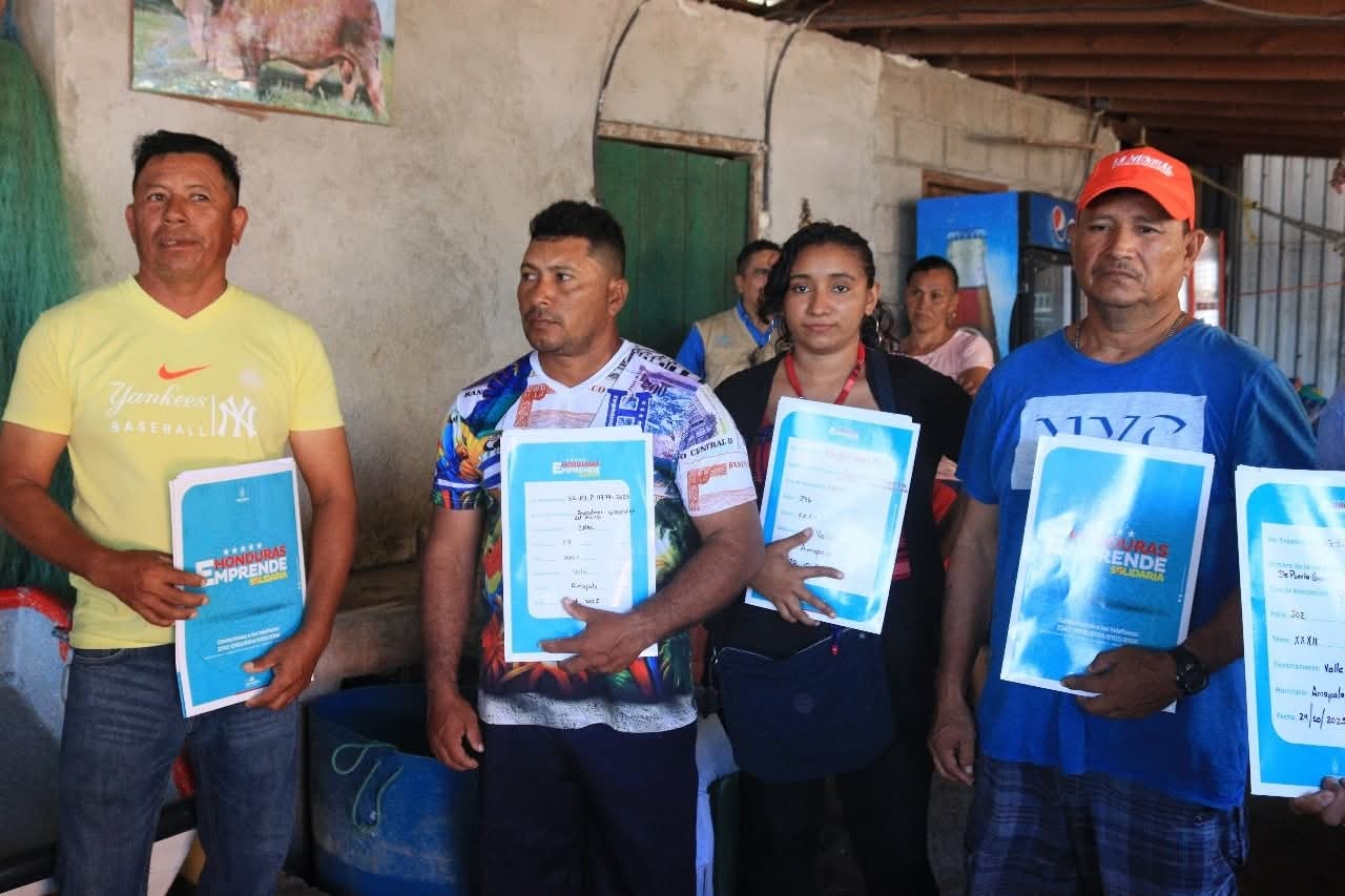 Entregan personerías jurídicas y certificados de capacitación a pescadores artesanales de la zona sur