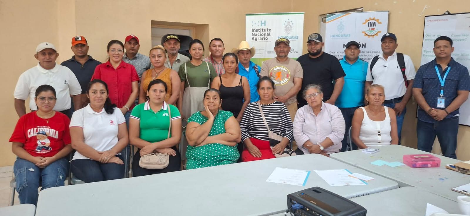 Personal del INA-Sur junto a representantes de empresas campesinas reciben importante taller 