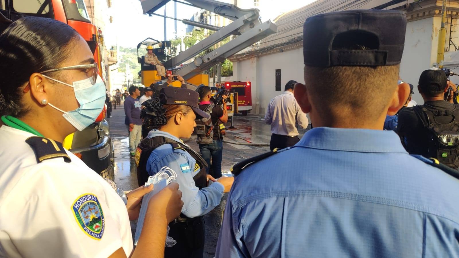 Paramédicos de la Policía Nacional brinda asistencia a los afectados en el incendio en la capital