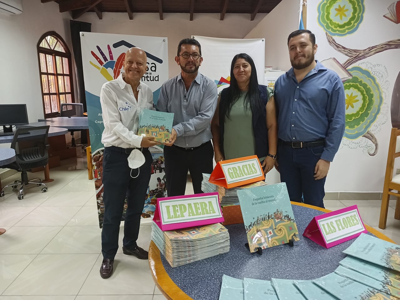 Embajador de Chile dona libros a niños  para fomentar el hábito de la lectura 

 
