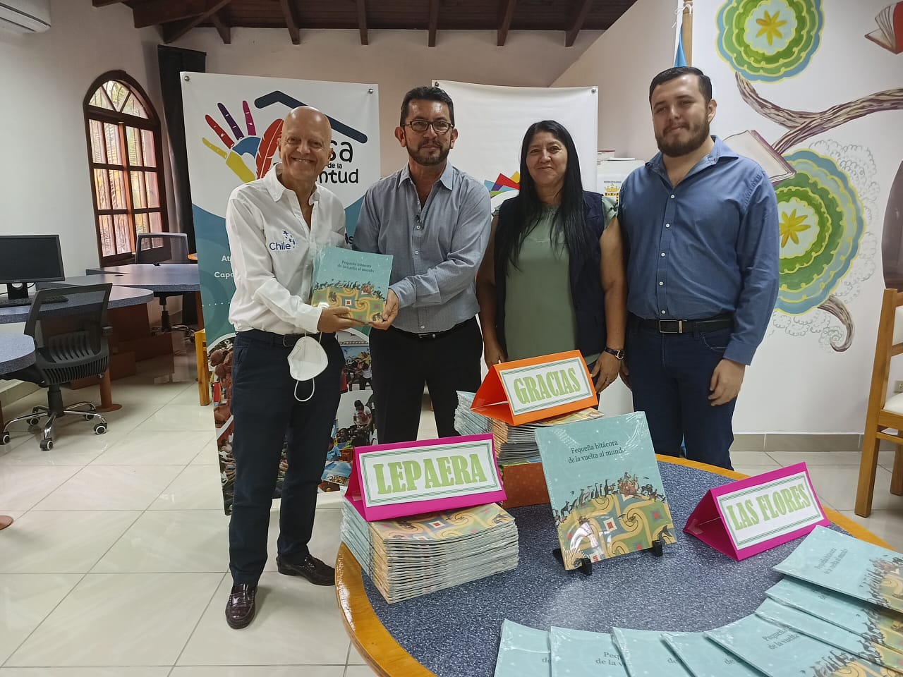 Embajador de Chile dona libros a niños para fomentar el hábito de la lectura