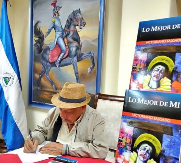 El escritor, artista y poeta popular
Victoriano Salgado
presentó su libro poético “Lo Mejor de Mí”