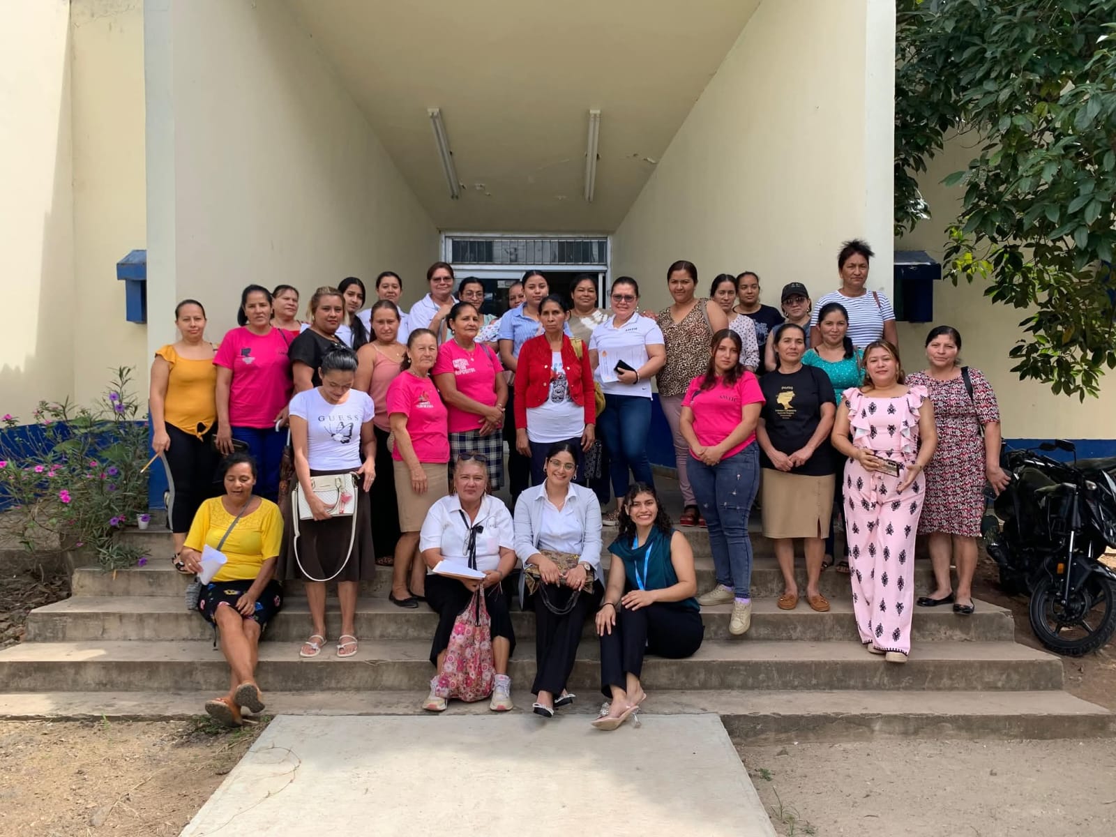 Capacitan a campesinas en la oficina regional de Danlí sobre temas de motivación